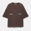 T-shirt a maniche corte marrone con slogan T-shirt a maniche corte marrone con slogan