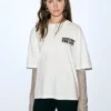 T-shirt a maniche doppie con slogan T-shirt a maniche doppie con slogan