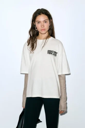T-shirt a maniche doppie con slogan