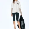 T-shirt a maniche doppie con slogan T-shirt a maniche doppie con slogan