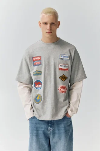 T-shirt a maniche doppie con toppe