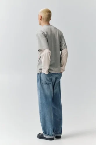 T-shirt a maniche doppie con toppe