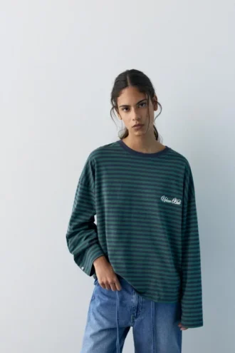 T-shirt a maniche lunghe a righe con scritta