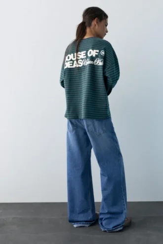 T-shirt a maniche lunghe a righe con scritta