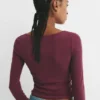 T-shirt a maniche lunghe con collo rotondo a costine T-shirt a maniche lunghe con collo rotondo a costine
