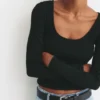 T-shirt a maniche lunghe con collo rotondo a costine T-shirt a maniche lunghe con collo rotondo a costine