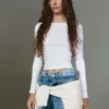 T-shirt a maniche lunghe con scollo a barchetta T-shirt a maniche lunghe con scollo a barchetta