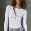 T-shirt a maniche lunghe con scollo a barchetta T-shirt a maniche lunghe con scollo a barchetta