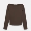 T-shirt a maniche lunghe con scollo a barchetta T-shirt a maniche lunghe con scollo a barchetta