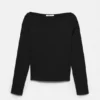 T-shirt a maniche lunghe con scollo a barchetta T-shirt a maniche lunghe con scollo a barchetta