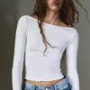 T-shirt a maniche lunghe con scollo a barchetta T-shirt a maniche lunghe con scollo a barchetta