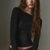 T-shirt a maniche lunghe con scollo a barchetta T-shirt a maniche lunghe con scollo a barchetta