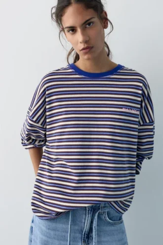 T-shirt a righe con scritta