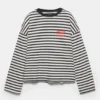 T-shirt a righe con scritta T-shirt a righe con scritta
