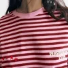 T-shirt a righe con stelle e slogan