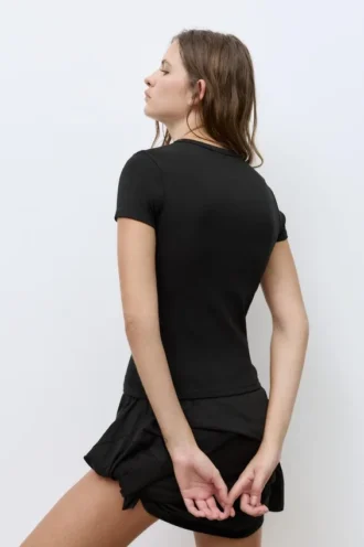 T-shirt aderente a maniche corte