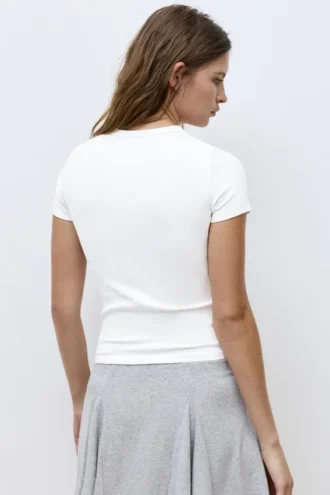 T-shirt aderente a maniche corte
