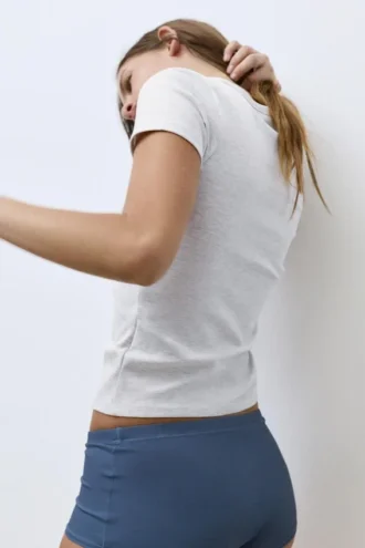 T-shirt aderente a maniche corte