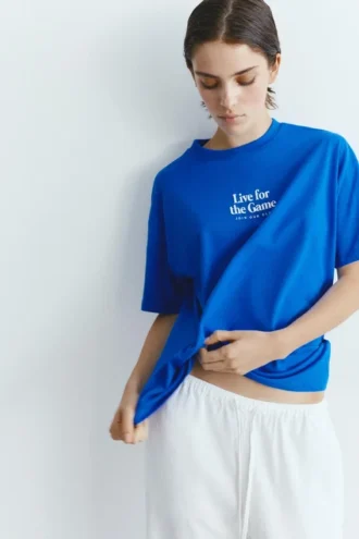 T-shirt blu con grafica e slogan