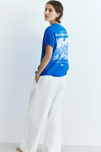 T-shirt blu con grafica e slogan