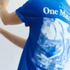 T-shirt blu con grafica e slogan T-shirt blu con grafica e slogan