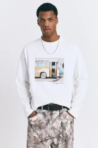 T-shirt con grafica di un autobus