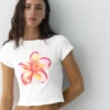 T-shirt con grafica floreale T-shirt con grafica floreale
