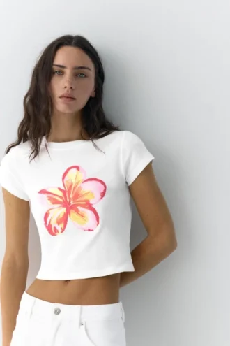 T-shirt con grafica floreale