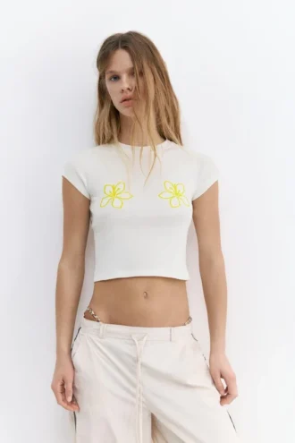T-shirt con grafica floreale