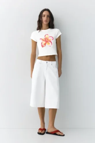T-shirt con grafica floreale