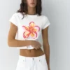 T-shirt con grafica floreale T-shirt con grafica floreale