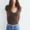 T-shirt con scollo a V T-shirt con scollo a V