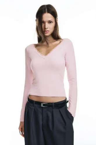 T-shirt con scollo rifinito in pizzo