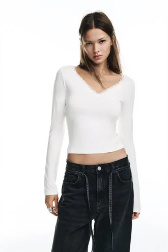 T-shirt con scollo rifinito in pizzo T-shirt con scollo rifinito in pizzo