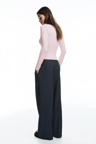 T-shirt con scollo rifinito in pizzo