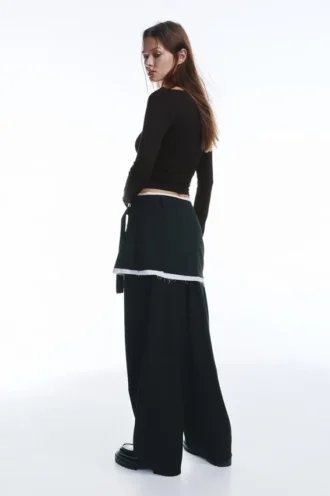 T-shirt con scollo rifinito in pizzo
