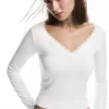 T-shirt con scollo rifinito in pizzo T-shirt con scollo rifinito in pizzo