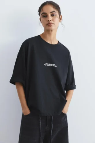 T-shirt con slogan ricamato sull’etichetta