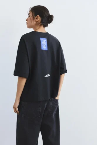 T-shirt con slogan ricamato sull’etichetta