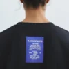 T-shirt con slogan ricamato sull’etichetta T-shirt con slogan ricamato sull’etichetta