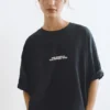 T-shirt con slogan ricamato sull’etichetta T-shirt con slogan ricamato sull’etichetta