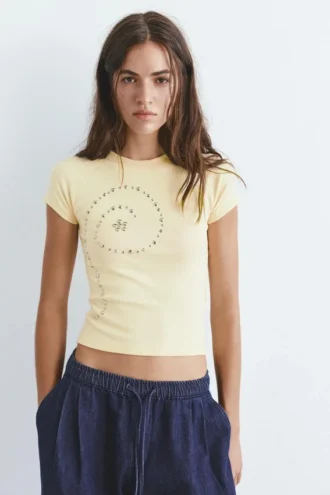 T-shirt gialla con borchie
