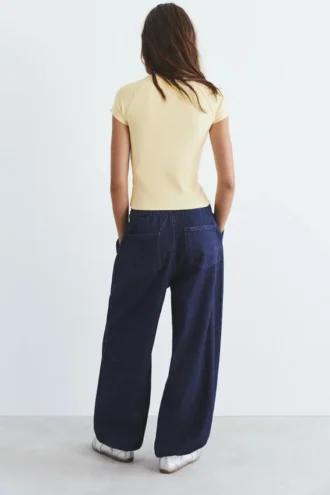T-shirt gialla con borchie
