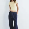 T-shirt gialla con borchie T-shirt gialla con borchie