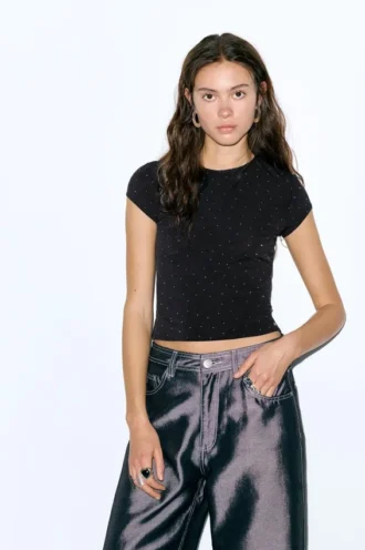 T-shirt nera con strass