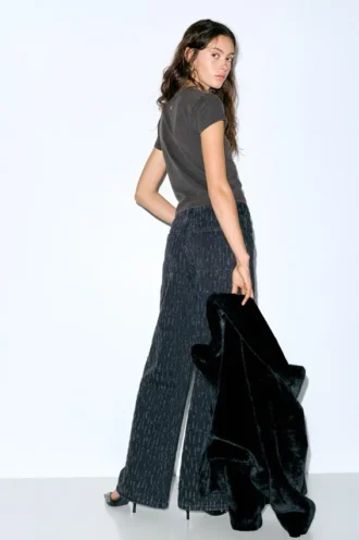 T-shirt nera con strass