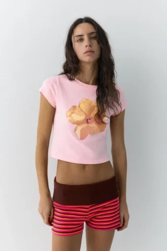 T-shirt rosa con grafica floreale