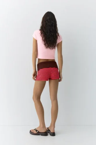 T-shirt rosa con grafica floreale