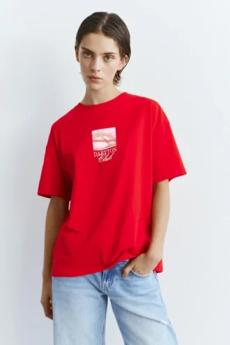 T-shirt rossa con slogan grafico