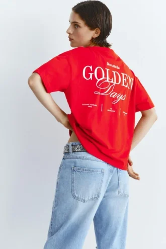 T-shirt rossa con slogan grafico